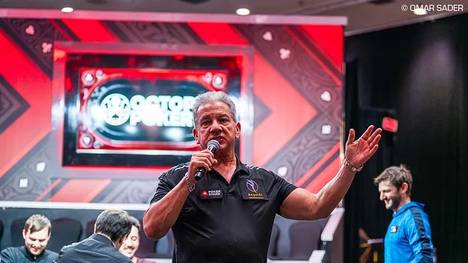 Bruce Buffer beim "Shuffle Up And Deal"