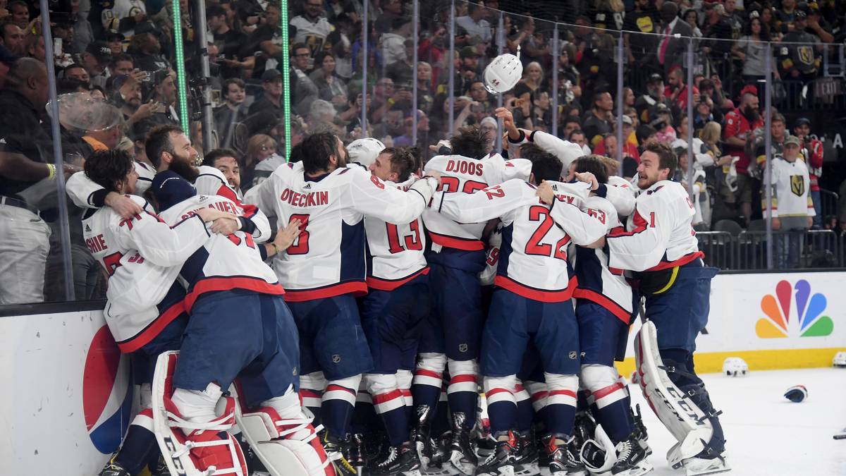 Im Freudentaumel umarmen sich die Spieler auf dem Eis. Mit 4:1 hat Washington die Serie für sich entschieden