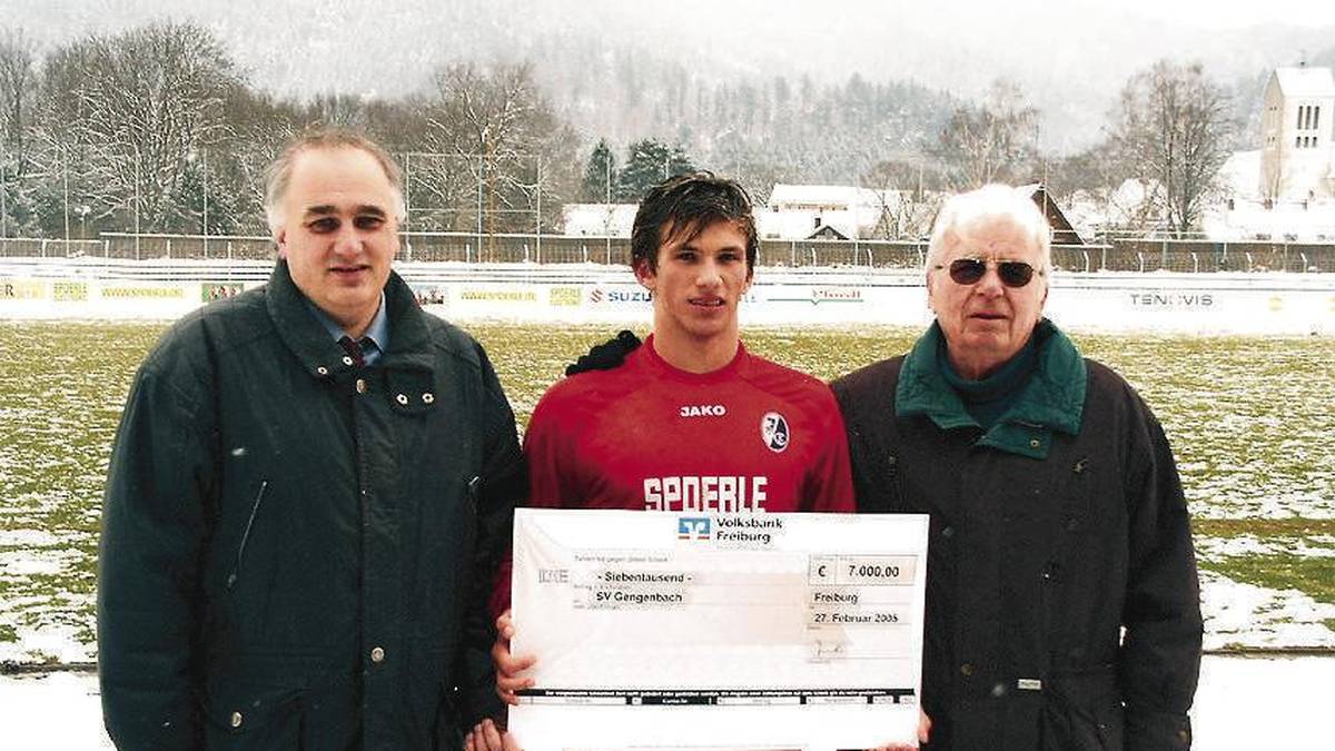 Auch in Freiburg sorgt der Torjäger weiter für Furore: Mit 15 spielt er zum ersten Mal in der U19 der Breisgauer - und erzielt in seinen ersten beiden Partien in der A-Junioren-Bundesliga direkt drei Treffer