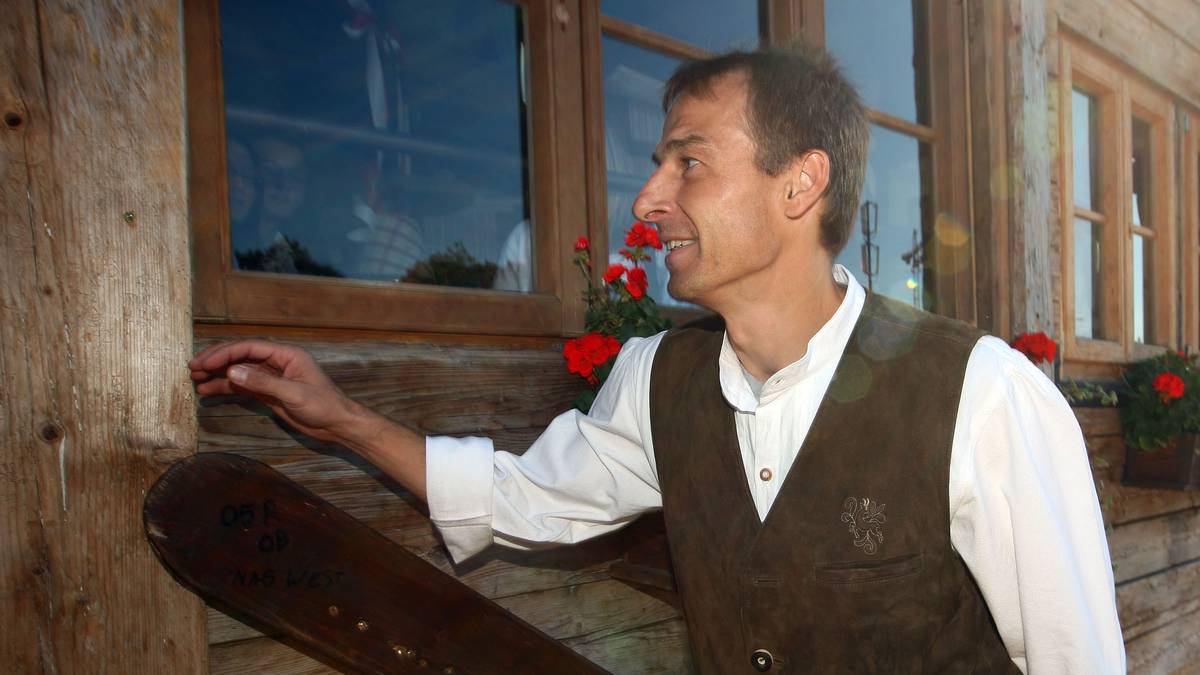 Der damals neue Coach Jürgen Klinsmann kennt die Wiesn noch aus seiner Zeit als Spieler. Wenig später werden ihm unter anderem auf dem Trainingsgelände aufgestelle Buddha-Figuren zum Verhängnis. Ob er auch versucht hat, die Zelte damit zu schmücken?
