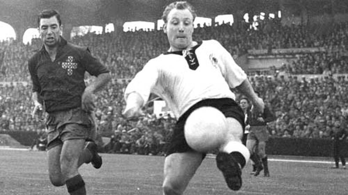 Stürmer Uwe Seeler (r.) erlegt die Niederlande fast im Alleingang.  Drei Treffer steuert "Uns Uwe" (56., 65., 87.) zum 7:0-Kantersieg bei. Es ist der mit Abstand deutlichste Erfolg einer deutschen Mannschaft gegen die Elftal