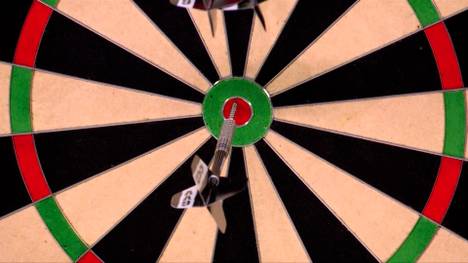 Gian van Veen nimmt den Big Fish raus und stellt damit den neuen Rekord für die meisten 170-Finishes bei einer Darts-WM auf.