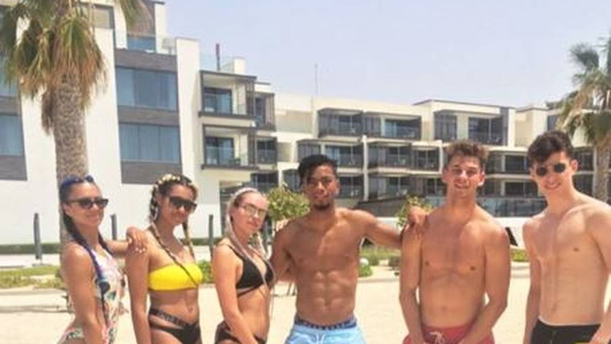 Auf Cliquen-Urlaub in Dubai: Bellarabis Teamkollegen Benjamin Henrichs (M.), Kai Havertz (r.) und der frühere Bayer-Jugendspieler Tristan Duschke mit Freundinnen