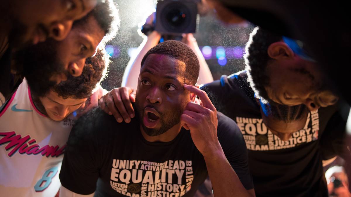 PLATZ 18 - MIAMI HEAT (32-29): Etwas bessere Aussichten haben die derzeit auf Rang acht im Osten platzierten Heat - auch wenn der Februar mit nur drei Siegen insgesamt ziemlich verkorkst war. Rückkehrer Wade (M.) sorgte mit einem Gamewinner gegen den Konkurrenten aus Philadelphia aber für ein Ausrufezeichen 