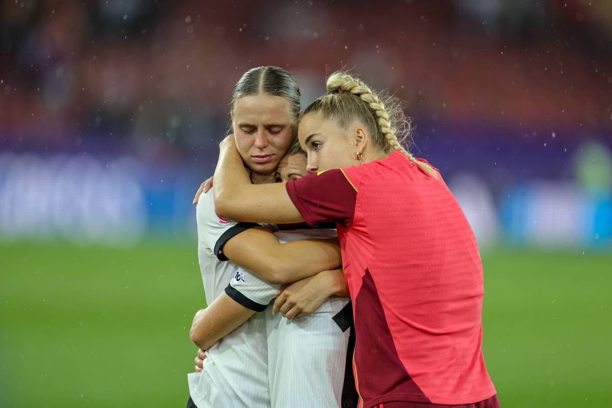 Die verletzte DFB-Kapitänin Giulia Gwinn schwärmt nach dem Halbfinal-Aus gegen Spanien vom Zusammenhalt im Team. 