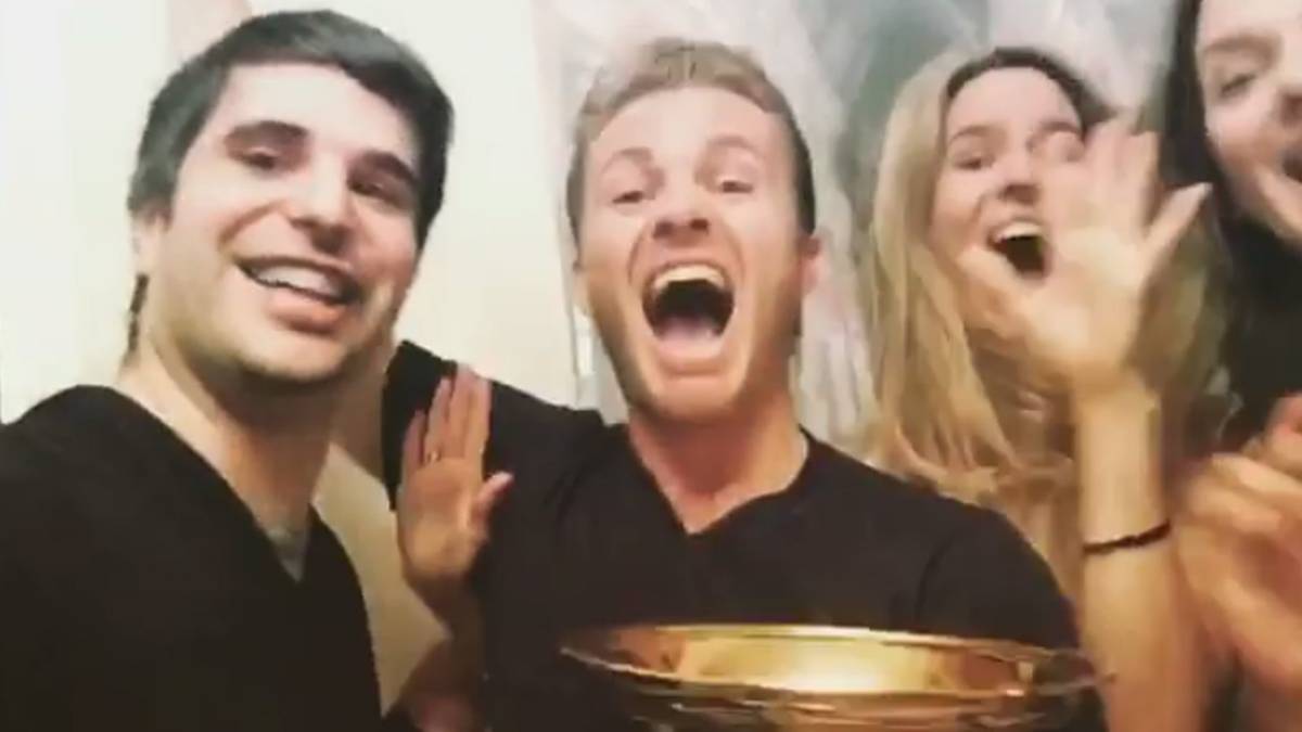 Formel-1-Champ Nico Rosberg kann den Weltmeisterpokal auch zum Jahreswechsel nicht aus den Augen lassen 