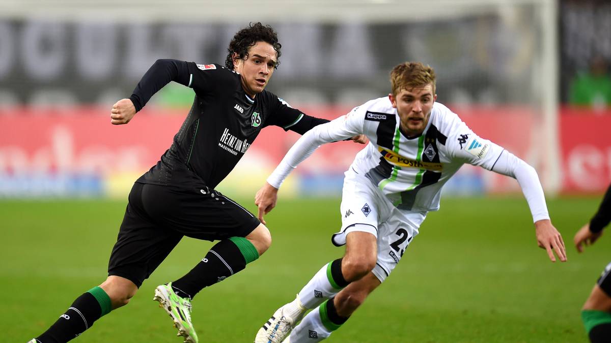 Dennoch laufen Manuel Schmiedebach (l., gegen Christoph Kramer) und die Seinen meist nur hinterher