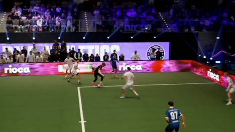 Bei der Icon League zeigt der Torhüter Alex Taach von Two Stripes United eine Traumvorlage inklusive Zidane-Trick.