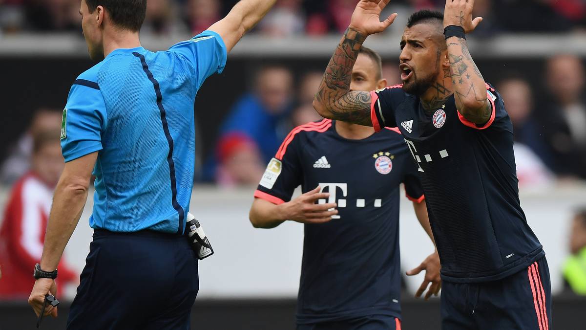 Schiedsrichter Bastian Dankert zeigt Vidal Gelb, lässt ihn danach bei einem weiteren harten Foul davonkommen