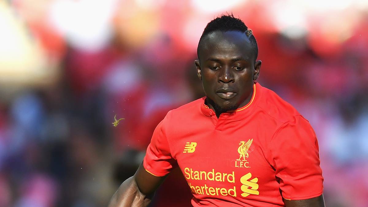 Der frühere Salzburger hält den Rekord für den schnellsten Hattrick der Premier-League-Geschichte. Im Mai 2015 erzielte Mane beim 6:1-Sieg seines FC Southampton gegen Aston Villa drei Treffer in unter drei Minuten. Ihn wollte Jürgen Klopp anstelle von Mario Götze