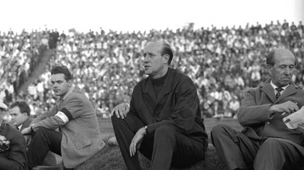 Der Assistent des damaligen Bundestrainers Sepp Herberger, Helmut Schön (M.), übernimmt die DFB-Auswahl 1964 und führt sie zehn Jahre später zum bis dato denkwürdigsten Duell der beiden Nationen