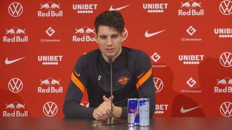 RB Leipzig hat den Ungarn Dominik Szoboszlai von RB Salzburg verpflichtet. Bei seiner Vorstellung erklärt der 20-Jährige, wie man seinen Namen korrekt ausspricht.