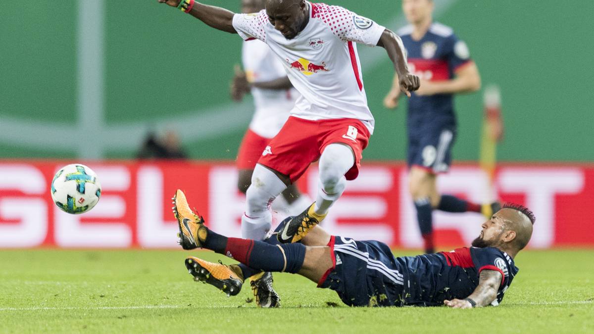 Gemeint ist damit unter anderem Arturo Vidal, der durch ein Foul an Bernardo in der 16. Minute auffällt und später gegen Forsberg an der Strafraumgrenze. Bayern-Trainer Jupp Heynckes reagiert und nimmt Vidal in der 57. Minute vom Feld