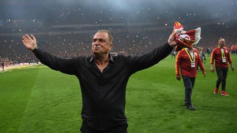Galatasaray-Coach Terim soll handgreiflich geworden sein, Galatasaray-Trainer Fatih Terim lässt sich nach dem Titelgewinn feiern