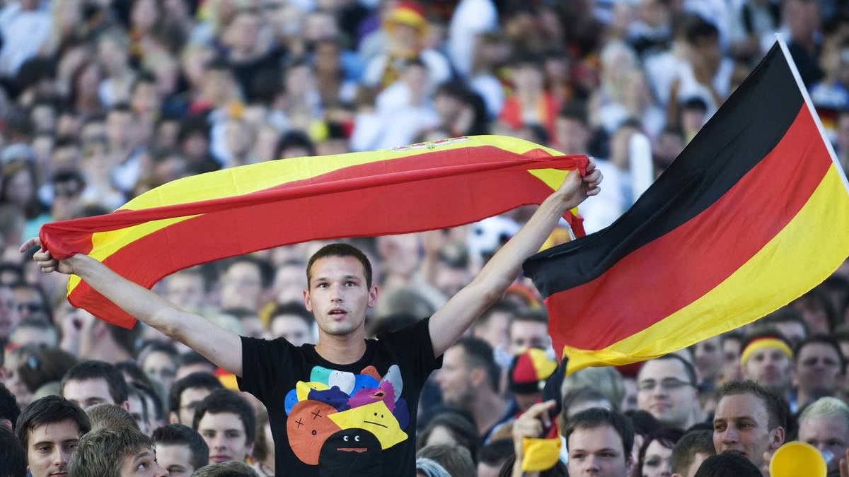 Besonders beliebt: Fahnen in allen Größen und Formen - und natürlich vor allem in Schwarz-Rot-Gold. Aber auch die Flaggen anderer WM-Nationen wie der Spanier (Bild) sind bei den deutschen Fußballfans beliebt