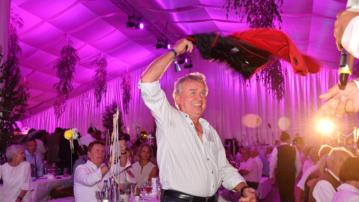 Dem Jubilar sitzt immer noch der Schalk im Nacken. "Ich fühle mich nicht mal wie 25", sagte der frühere Weltklassetorwart anlässlich seines Geburtstags. Solange man gesund sei "und eine Gaudi hat, merkt man das Alter nicht". Dass Maier am 28. Februar 2019 seinen 75. Geburtstag feierte ...