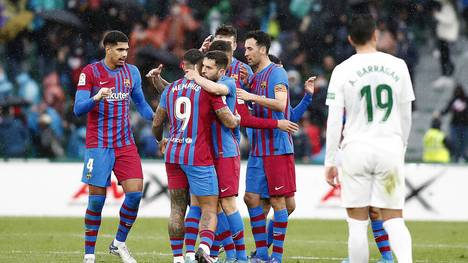 Löst sich der FC Barcelona im Sommer auf? Bis zu 17 Akteure stehen auf der Streichliste der Katalanen, unter anderem auch Barca-Legende Dani Alves.