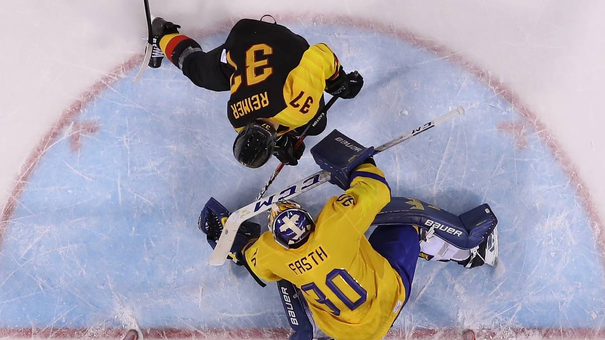 Hier krönt sich diesmal der Nürnberger Patrick Reimer zum Helden. Er befördert den Puck nach 90 gespielten Sekunden der Verlängerung über die Linie und feiert bereits, doch Schweden fordert den Videobeweis. Schließlich die Erleichterung: "Good Goal". Damit steht Deutschland im Halbfinale und spielt gegen Kanada um die erste Olympia-Medaille seit dem Sensations-Bronze von 1976
