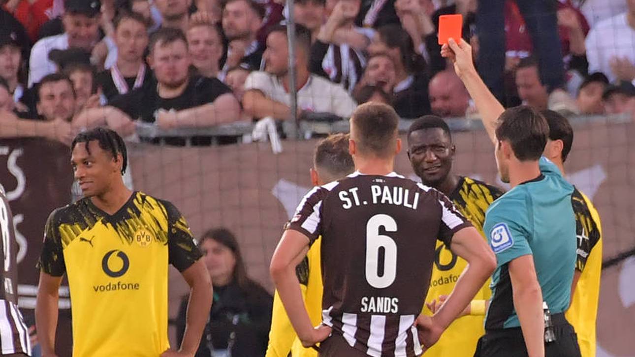 BVB-Youngster Filippo Mane sieht im Auswärtsspiel beim FC St. Pauli nach Eingreifen des VAR die Rote Karte