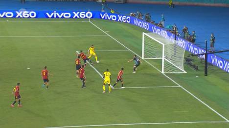 Der frühere Dortmunder Alexander Isak lässt gleich vier Spanier stehen und legt perfekt für Marcus Berg auf. Es hätte die Krönung eines starken Schwedischen Auftritts sein können. 