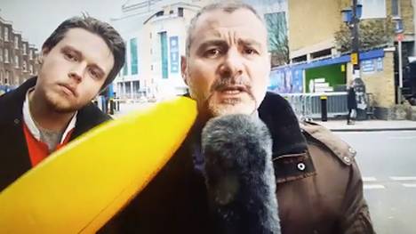 Der Reporter von Sportitalia wurde mit einer aufblasbaren Banane gepiesackt
