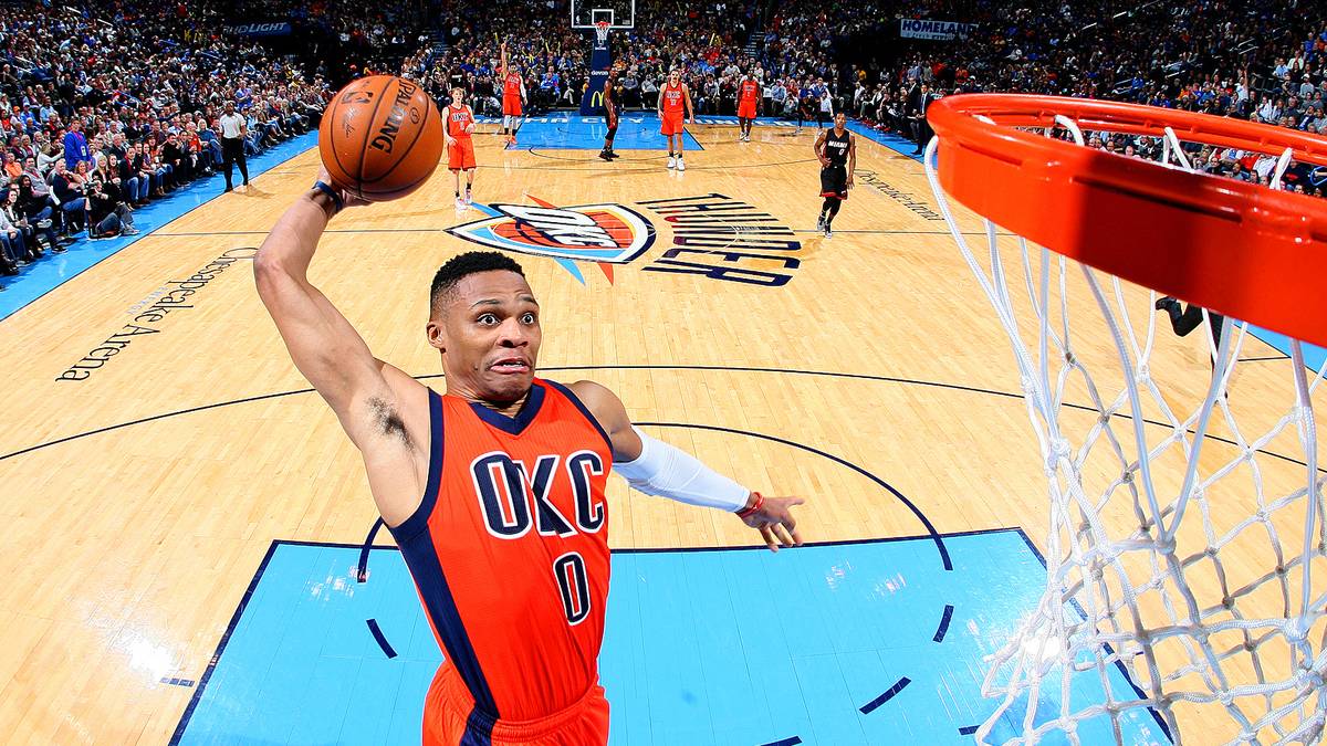 Die Triple-Double-Maschine schlägt wieder zu: Russell Westbrook gelingt das seltene Kunststück beim Sieg über die Miami Heat schon zum fünften Mal in der laufenden Saison - auf teils spektakuläre Weise