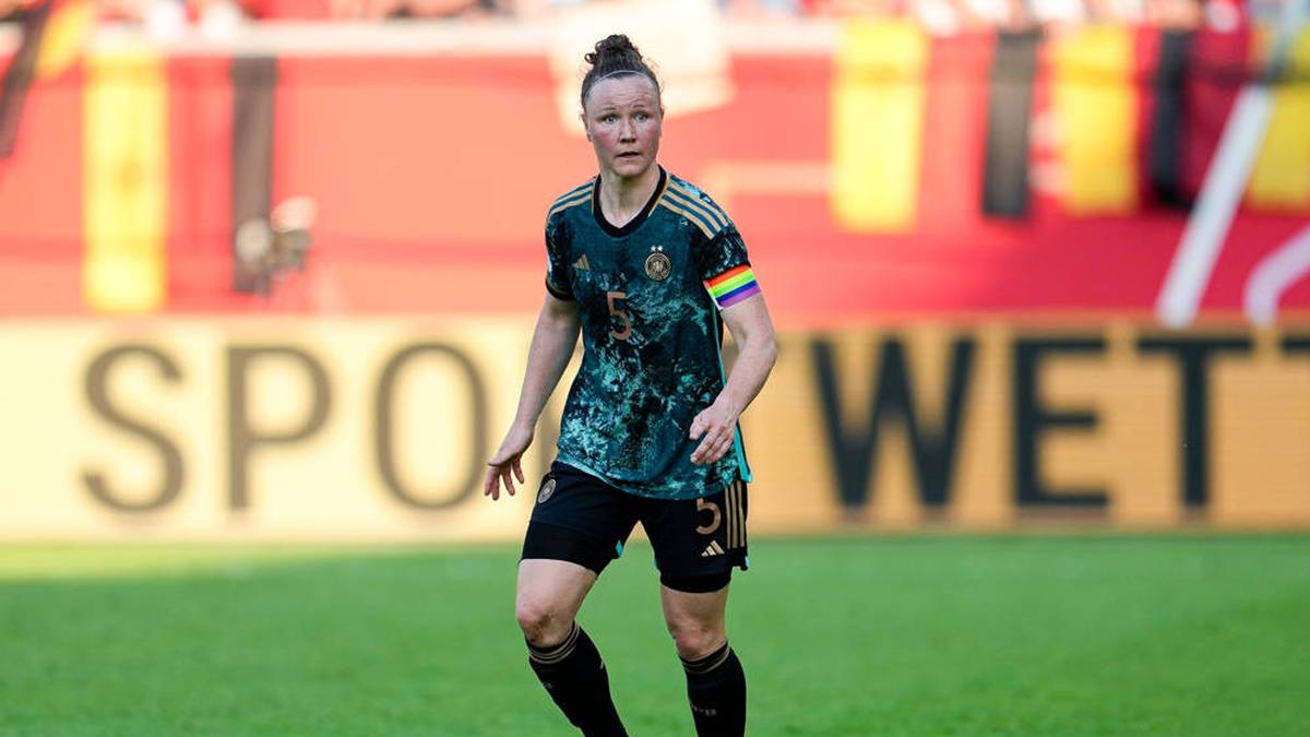 Marina Hegering ist 33 Jahre alt und spielt beim VfL Wolfsburg. Bislang absolvierte sie 29 Länderspiele und erzielte drei Tore. 2010 wurde sie mit der U20-Nationalmannschaft Weltmeisterin 