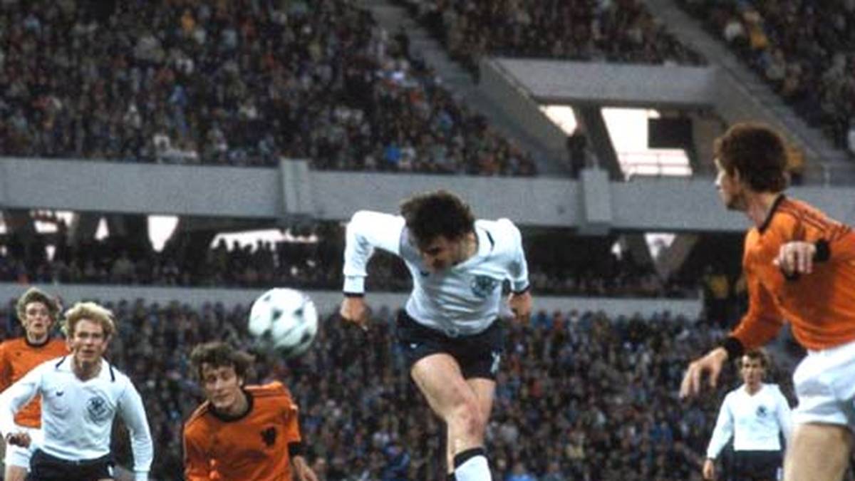 18. Juni 1978 in Cordoba: In der zweiten Gruppenphase kommt es für die DFB-Elf bei der Weltmeisterschaft in Argentinien zum erneuten Aufeinandertreffen mit den Niederlanden. Nach Rüdiger Abramcziks Führung und dem zwischenzeitlichen Ausgleich bringt Dieter Müller (M.) das deutsche Team erneut in Front (70.)