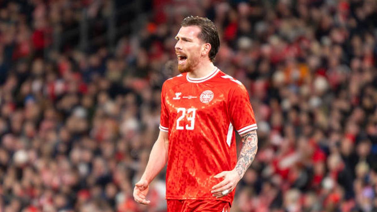 Dänemark (Heim) - Ausrüster: Hummel - Dänemark um Ex-Bayern-Profi Pierre Emile Hojberg tritt in Rot an.