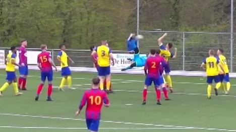 Jeder Torhüter träumt davon, überhaupt einmal ein Tor zu erzielen. Einem niederländischen Amateurfußballer ist jetzt das Kunststück gelungen, per Fallrückzieher zu treffen.
