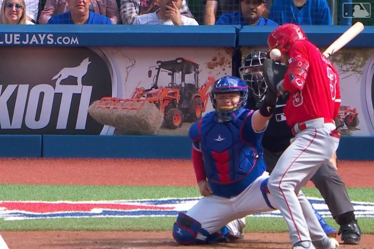 Im fünften Inning zwischen den Toronto Blue Jays und den LA Angels wird Taylor Ward von einem Pitch im Gesicht getroffen. Der Outfielder aus Los Angeles musste anschließend ins Krankenhaus.