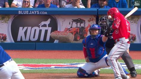 Im fünften Inning zwischen den Toronto Blue Jays und den LA Angels wird Taylor Ward von einem Pitch im Gesicht getroffen. Der Outfielder aus Los Angeles musste anschließend ins Krankenhaus.