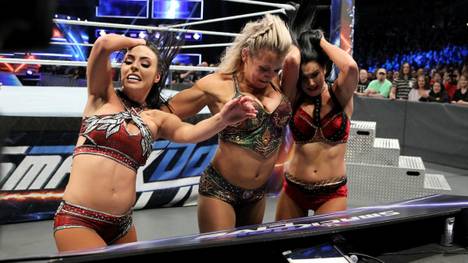 Charlotte Flair (M.) teilte bei WWE SmackDown Live auch gegen Peyton Royce (l.) und Billie Kay aus