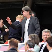 Der scheidende Freiburg-Coach Christian Streich ist zu Gast im Sportstudio - und wird von Ex-Bundestrainer Joachim Löw überrascht. Der 64-Jährige singt ein Loblied auf Streich.