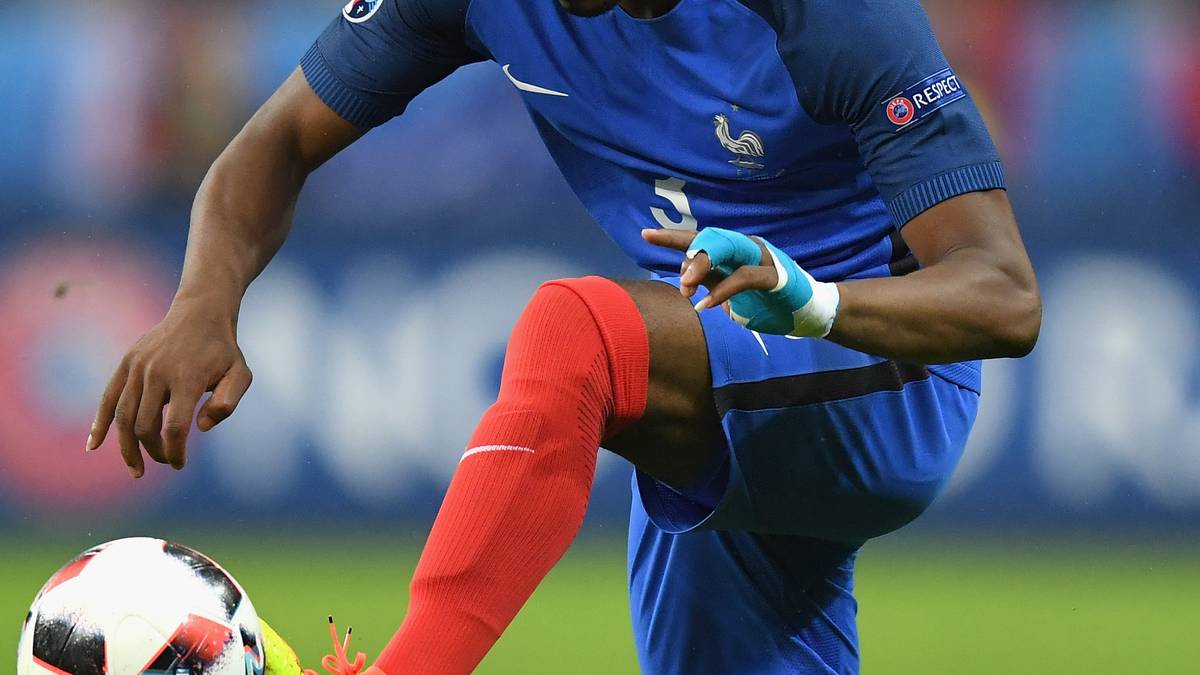 Patrice Evra (35, Juventus Turin, 74 Länderspiele 0 Tore): Der Sohn eines Diplomaten wurde im Senegal geboren, sein Vater – dreimal geschieden - kommt aus Guinea, seine Mutter aus Kap Verde. Insgesamt hat Evra 24 Geschwister, zwei davon gelten als verschollen. Evra sagte einmal: "24 Brüder und Schwestern – mein Vater hat nie Fernsehen geschaut, er hatte wichtigere Verpflichtungen" 
