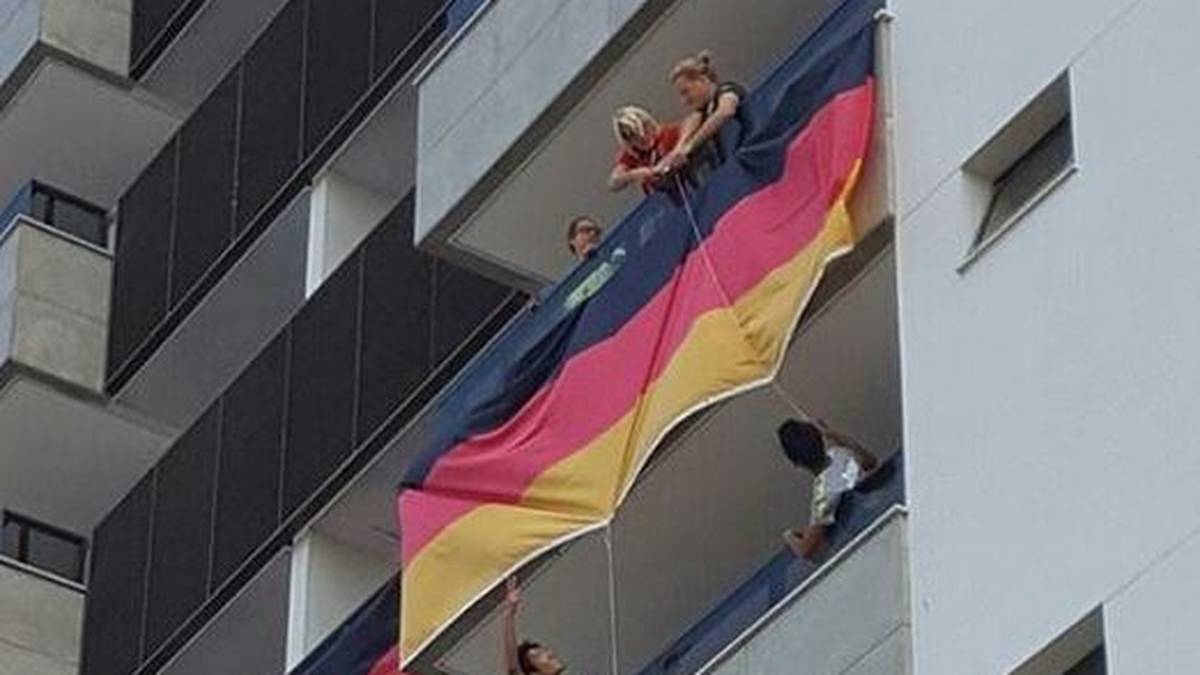Die deutschen Fußball-Teams vor den Endspielen. Während die Frauen im Olympischen Dorf die deutsche Fahne hissen...