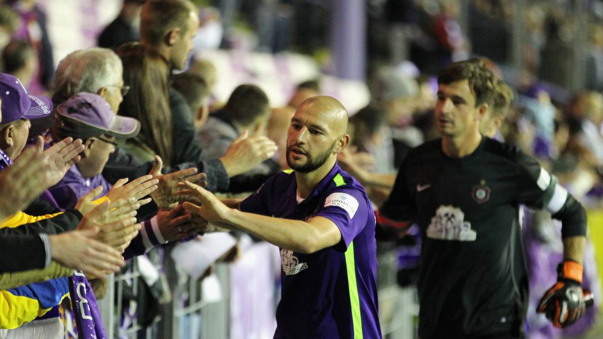 Mit Erzgebirge Aue gelingt auch einem Drittligisten der Pokalcoup in der 2. Runde. Philipp Riese (l.) und Keeper Martin Männel sind eine der Garanten für den 1:0-Sieg der Sachsen gegen Bundesligist Eintracht Frankfurt. 