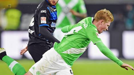 Kevin De Bruyne (r.) verpasst mit dem VfL Wolfsburg gegen den SC Paderborn den Sieg