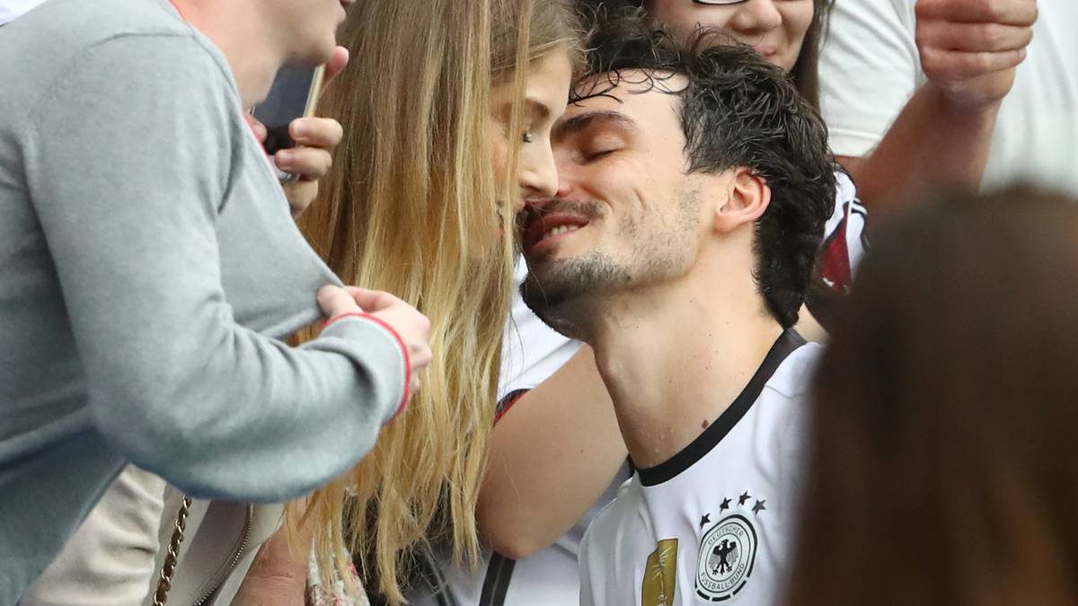Mats Hummels holt sich seine Belohnung für den Sieg gegen Nordirland bei seiner Frau Cathy ab