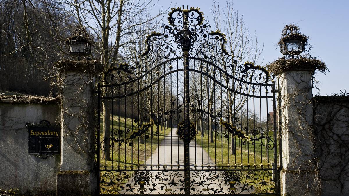 Das majestätische Anwesen Schloss Eugensburg liegt auf der schweizerischen Seite am Bodensee. Der Bauherr soll ein Stiefsohn von Napoleon Bonaparte gewesen sein. 1819 ließ er auf dem 5000 Quadratmeter großen Anwesen das Schloss errichten