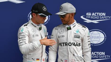 Nico Rosberg im Gespräch mit Lewis Hamilton