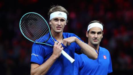 Roger Federer (r.) und Alexander Zverev treffen in Shanghai aufeinander