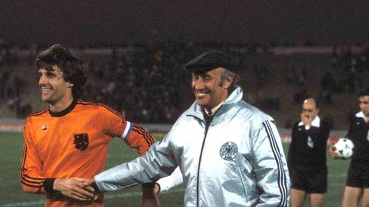 Am Ende heißt es 2:2. Nach der folgenden 2:3-Blamage gegen Österrreich muss die DFB-Auswahl unter Leitung von Helmut Schön die Koffer packen. Die Niederlande mit Kapitän Ruud Krol (l.) unterliegen erst im Finale Argentinien mit 1:3 nach Verlängerung