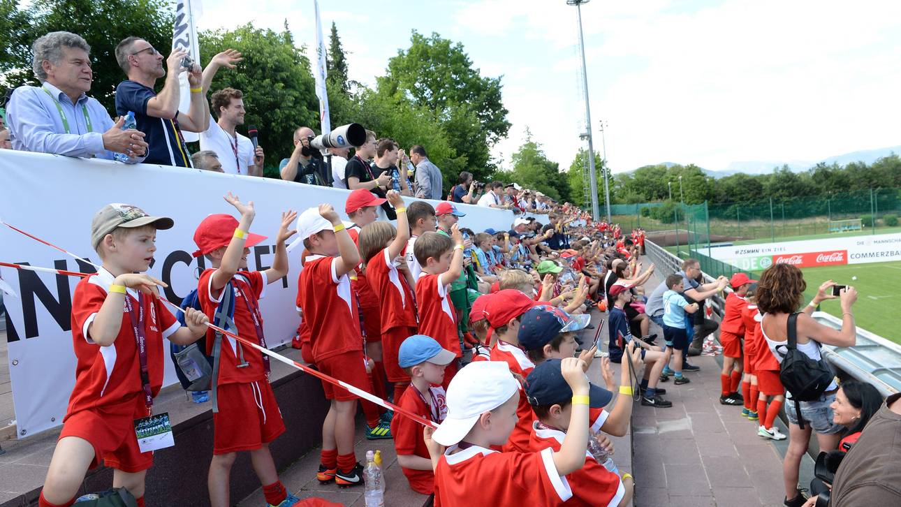 Kids feiern Nachzügler Boateng