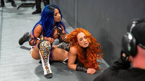 Sasha Banks (l., mit Becky Lynch) verpasst wohl den WWE Royal Rumble