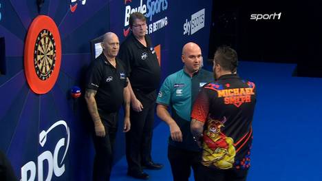 Michael Smith und Rob Cross liefern sich beim Grand Slam of Darts ein Kopf-an-Kopf-Rennen. Am Ende hat der "Bullyboy" knapp die Nase vorne.