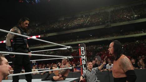 Roman Reigns (l.) warf beim WWE Royal Rumble den Undertaker aus dem Rennen