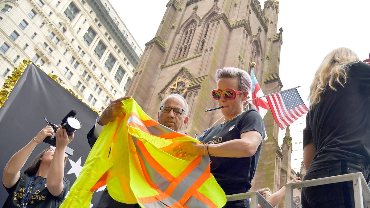 Rapinoe geht bei den Feierlichkeiten voran. Zuvor hatte die Starspielerin erneut einen Besuch bei US-Präsident Donald Trump im Weißen Haus ausgeschlossen. "Ich werde nicht gehen, und jede Mitspielerin, mit der ich darüber gesprochen habe, wird es auch nicht tun", sagte die 34-Jährige bei CNN