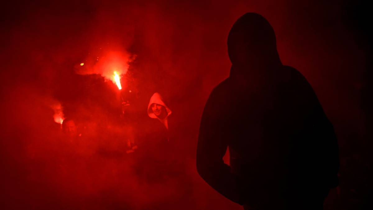 In Istanbul sorgen die Fans von Besiktas Istanbul für ordentlich Zündstoff. Mit einer Vielzahl von Feuerwerk stimmen sich die Besiktas-Anhänger auf die Partie gegen Olympique Lyon ein