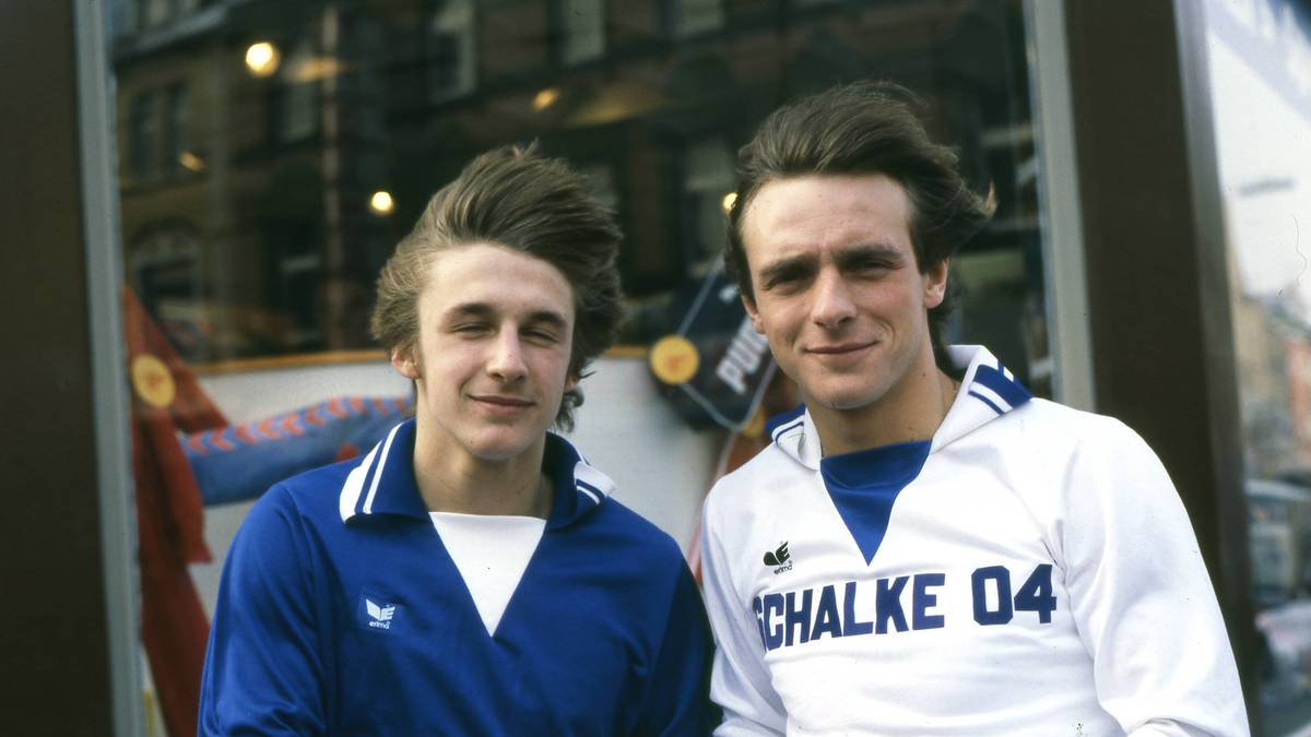 RÜDIGER und VOLKER ABRAMCZIK: Bei keinem Brüderpaar ist das Missverhältnis so krass: 316 Mal kickte Rüdiger von 1973 bis 1987 für Schalke, Dortmund und Nürnberg. Volker (r.) streifte 1983 dreimal das Trikot der Königsblauen über. Da war Rüdiger (l.) aber gerade beim BVB. Beide spielten nie gemeinsam bei einem Verein 